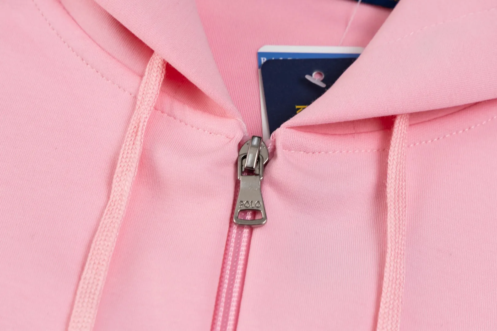 P236 #R95 Ralph Lauren/Ralph Lauren Twelve Color Pony🐎 Embroidered zipper cardigan jacket hooded sweatshirt This hooded sweatshirt is decorated with a simple style that represents Ralph Lauren. It is paired with a pony embroidery pattern, which is three-dimensional and full! The solid color fabric paired with exquisite embroidery instantly sets it off! Hooded sports design, loose and casual fit! The overall texture is very strong! Through the pictures, we can feel the thickness and texture of custom-woven and dyed threads. The workmanship is exquisite. They are shipped from major foreign trade factories. They are all made by masters with many years of experience. Everything is of high standards and requirements! Simple and versatile style ~ super delicate and soft, close to the body without being tied, all fabrics and accessories are original custom-made and of high quality! Perfectly reflects the brand’s sense of superiority! Standard cut, comfortable stretch, unrestricted movement! Highly practical, high-end and classy! Versatile style ~ can be paired with jeans or jogging pants. Ideal for transitioning from your morning commute to weekend events!  Color: Black with red label Black with white label Khaki Navy blue with red label Navy blue with white label White Light gray Dark gray Burgundy Army green Light blue Pink Size: S M L